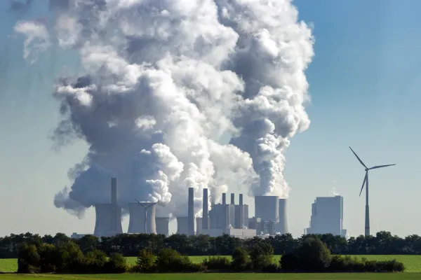 Atomkraftwerk neben Windrad Klimawandel Energiewende